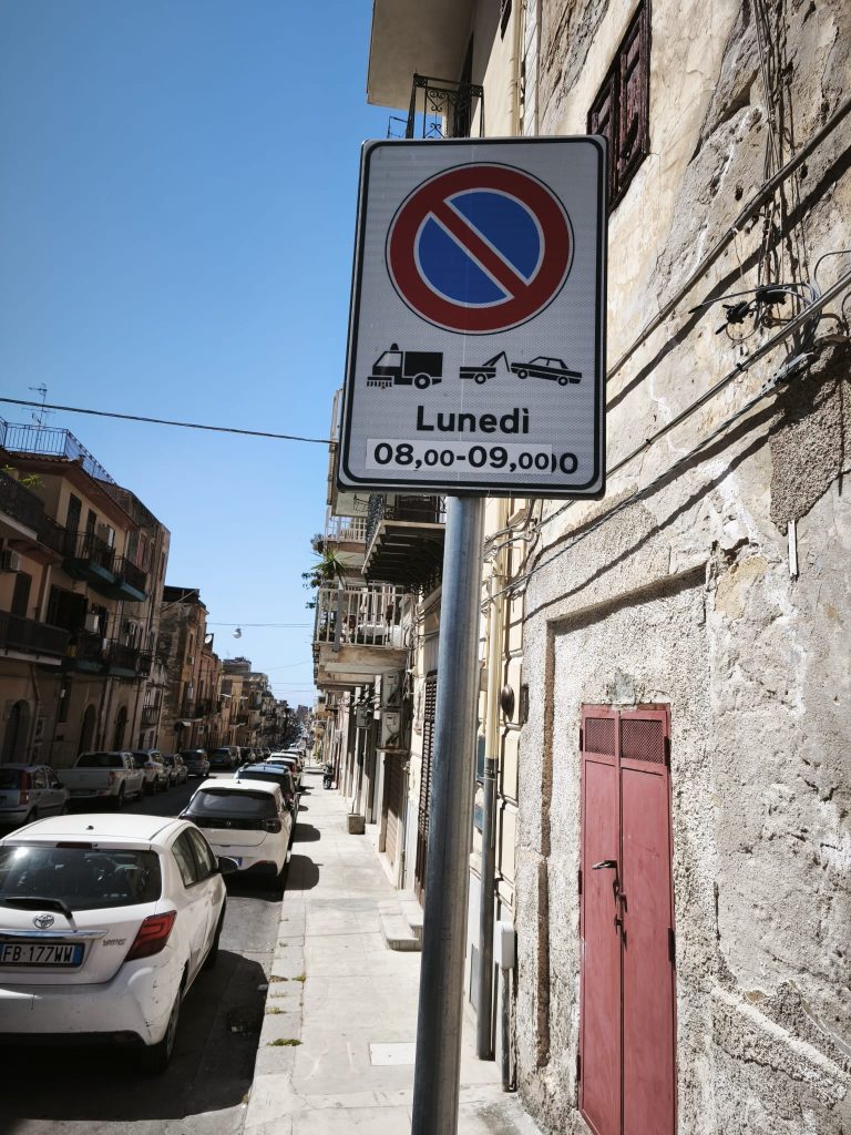 AVVISO AI CITTADINI – MODIFICA ISTITUZIONE DIVIETO DI SOSTA NELLA VIA VENUTI. NUOVO ORARIO DALLE 8:00 ALLE 9:00 PER ATTIVITÀ PERIODICA DI SPAZZAMENTO MECCANICO, PER LA PULIZIA MEDIANTE L’USO DI SPAZZATRICE AMBO I LATI
