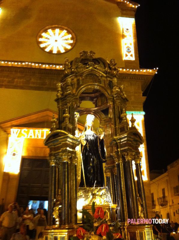 In occasione dello svolgimento della Processione della  Santa Patrona Santa Fara, che avrà luogo domenica  5 Luglio 2026, al fine di garantire il regolare svolgimento della stessa e la sicurezza dei partecipanti, con ordinanza n. 118  del 30/06/2026, è stato disposto il divieto di sosta  ambo i lati con rimozione  forzata dei veicoli,dalle ore  19:00 e fino al passaggio della Processione, nelle vie interessate dal percorso, come di seguito indicato, e come meglio specificato nell’allegata ordinanza.  	P.zza V. E. Orlando, Via San Benedetto, Via Roma, Via IV Novembre, Via Giuseppe Orlando, Via Artale, Via Papa Giovanni XXIII, Via Venuti, Via Nazionale, C.so Umberto I, Piazza V. E. Orlando.  	Si invita pertanto i residenti delle vie interessate all’osservanza della suddetta ordinanza.